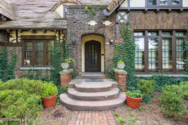 1107 W Grand River Avenue, East Lansing, MI 48823