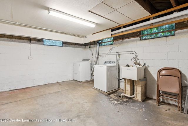 1107 W Grand River Avenue, East Lansing, MI 48823