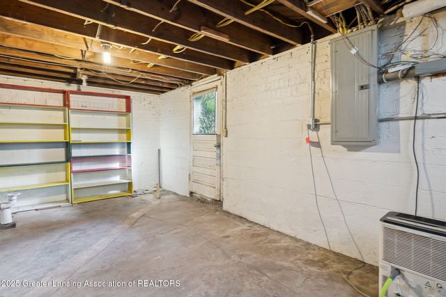 1107 W Grand River Avenue, East Lansing, MI 48823