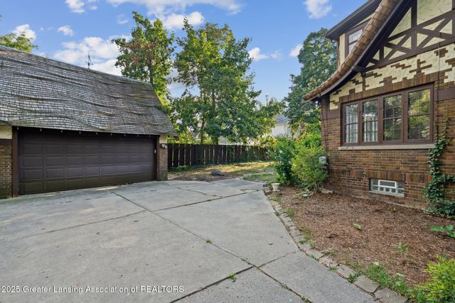 1107 W Grand River Avenue, East Lansing, MI 48823