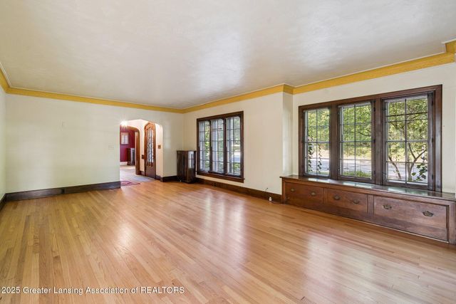 1107 W Grand River Avenue, East Lansing, MI 48823