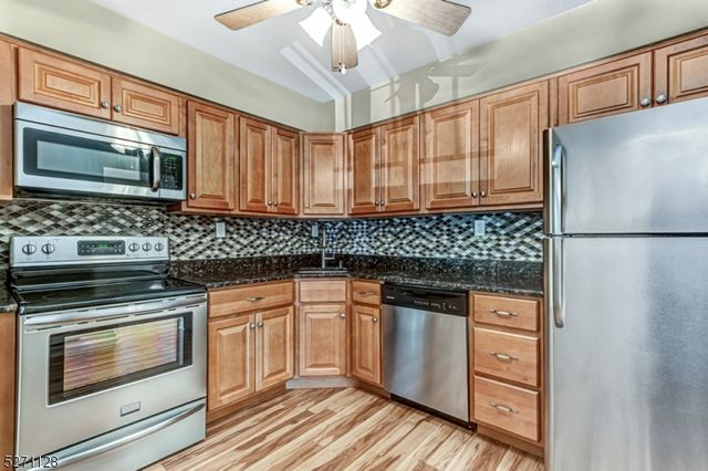 798 Eves Dr 2R, Hillsborough Twp., NJ 08844