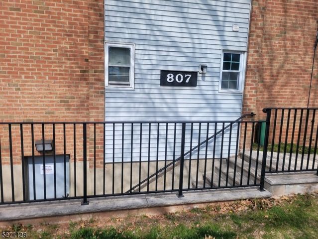 798 Eves Dr 2R, Hillsborough Twp., NJ 08844