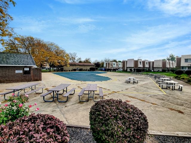 798 Eves Dr 2R, Hillsborough Twp., NJ 08844