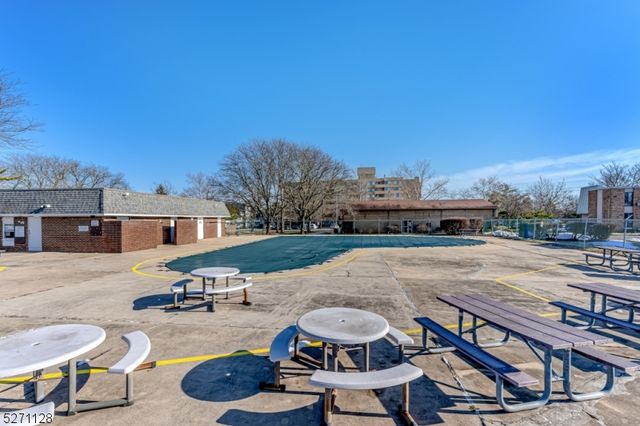 798 Eves Dr 2R, Hillsborough Twp., NJ 08844