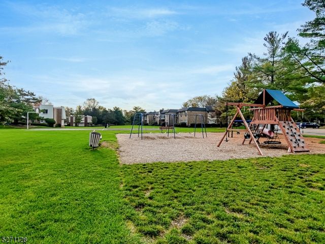 798 Eves Dr 2R, Hillsborough Twp., NJ 08844