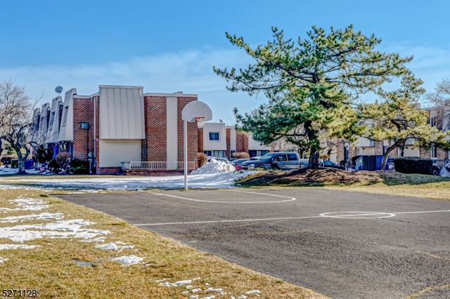 798 Eves Dr 2R, Hillsborough Twp., NJ 08844