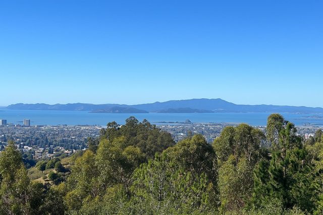 6413 Gwin Ct, Oakland, CA 94611