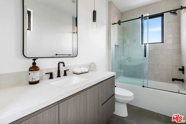 1539 Hi Point St, Los Angeles, CA 90035