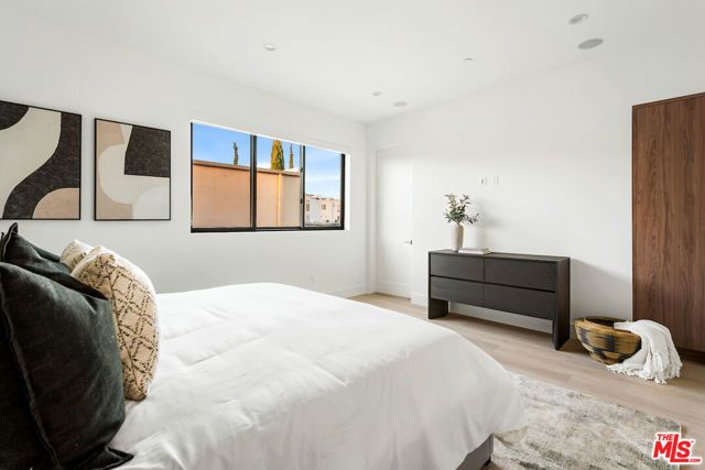 1539 Hi Point St, Los Angeles, CA 90035
