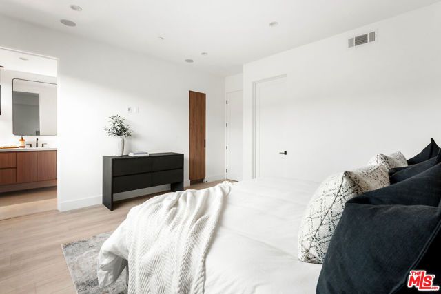 1539 Hi Point St, Los Angeles, CA 90035