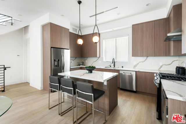 1539 Hi Point St, Los Angeles, CA 90035