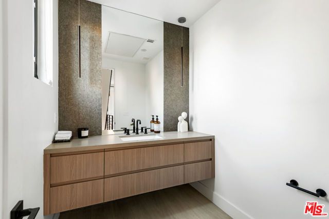 1539 Hi Point St, Los Angeles, CA 90035