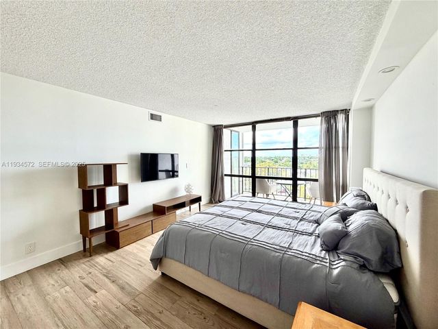 1000 Parkview Dr 723, Hallandale Beach, FL 33009