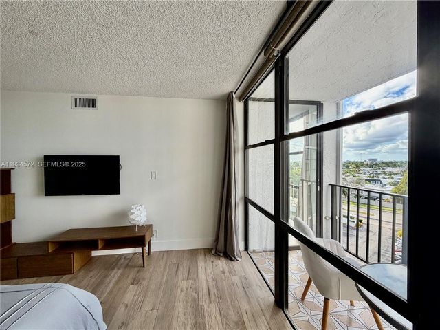 1000 Parkview Dr 723, Hallandale Beach, FL 33009