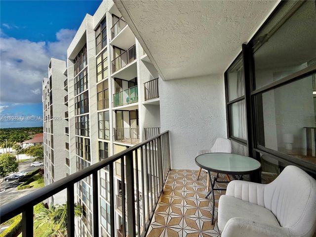 1000 Parkview Dr 723, Hallandale Beach, FL 33009