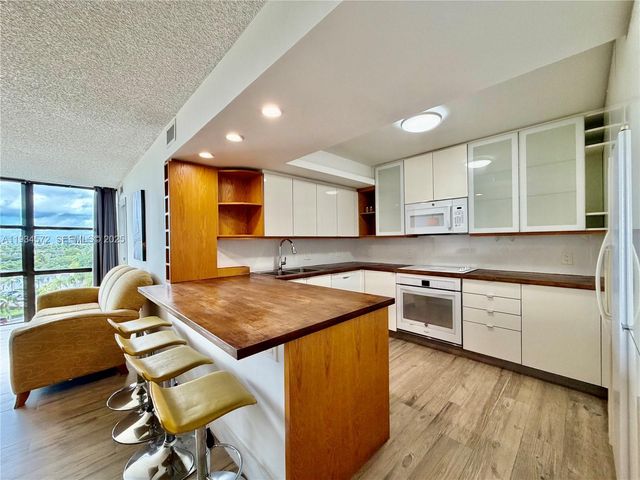 1000 Parkview Dr 723, Hallandale Beach, FL 33009