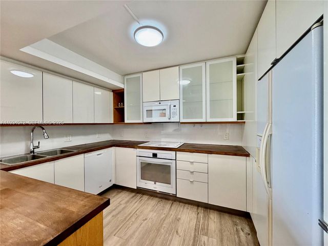 1000 Parkview Dr 723, Hallandale Beach, FL 33009