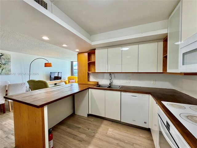 1000 Parkview Dr 723, Hallandale Beach, FL 33009