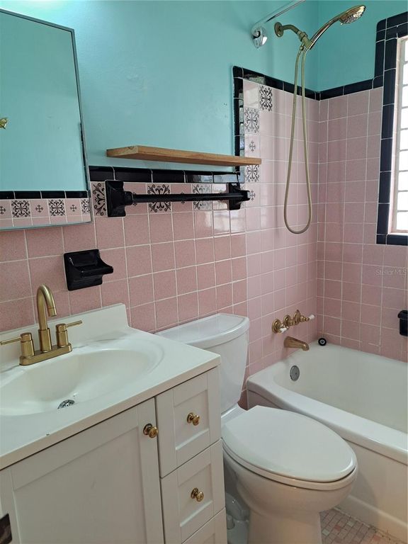 Image 11 of property listing at 533 LAKE COMO CIR, Orlando, FL 32803