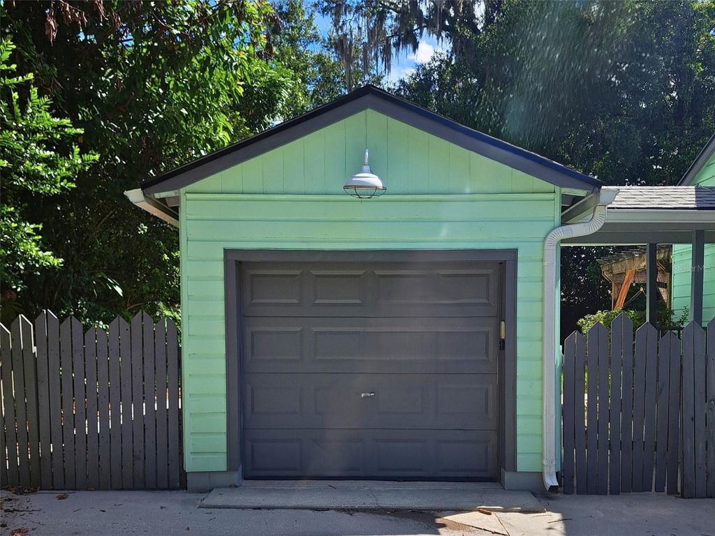 Image 14 of property listing at 533 LAKE COMO CIR, Orlando, FL 32803