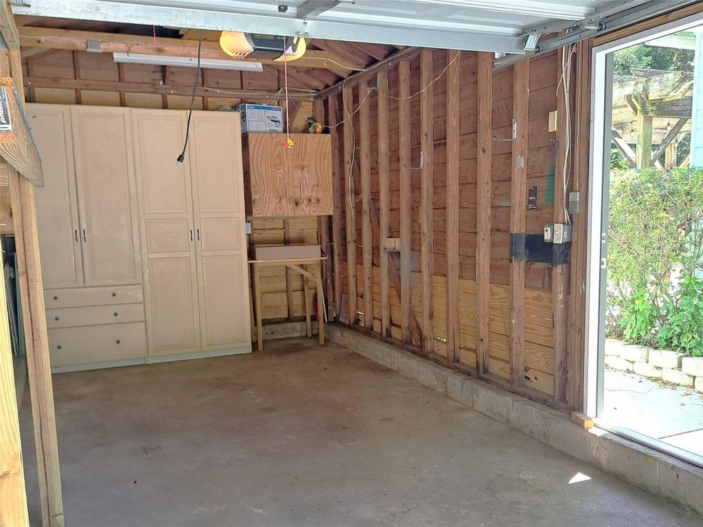 Image 15 of property listing at 533 LAKE COMO CIR, Orlando, FL 32803