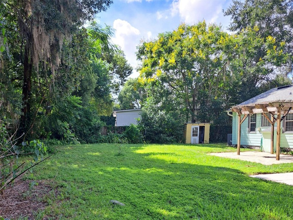 Image 20 of property listing at 533 LAKE COMO CIR, Orlando, FL 32803