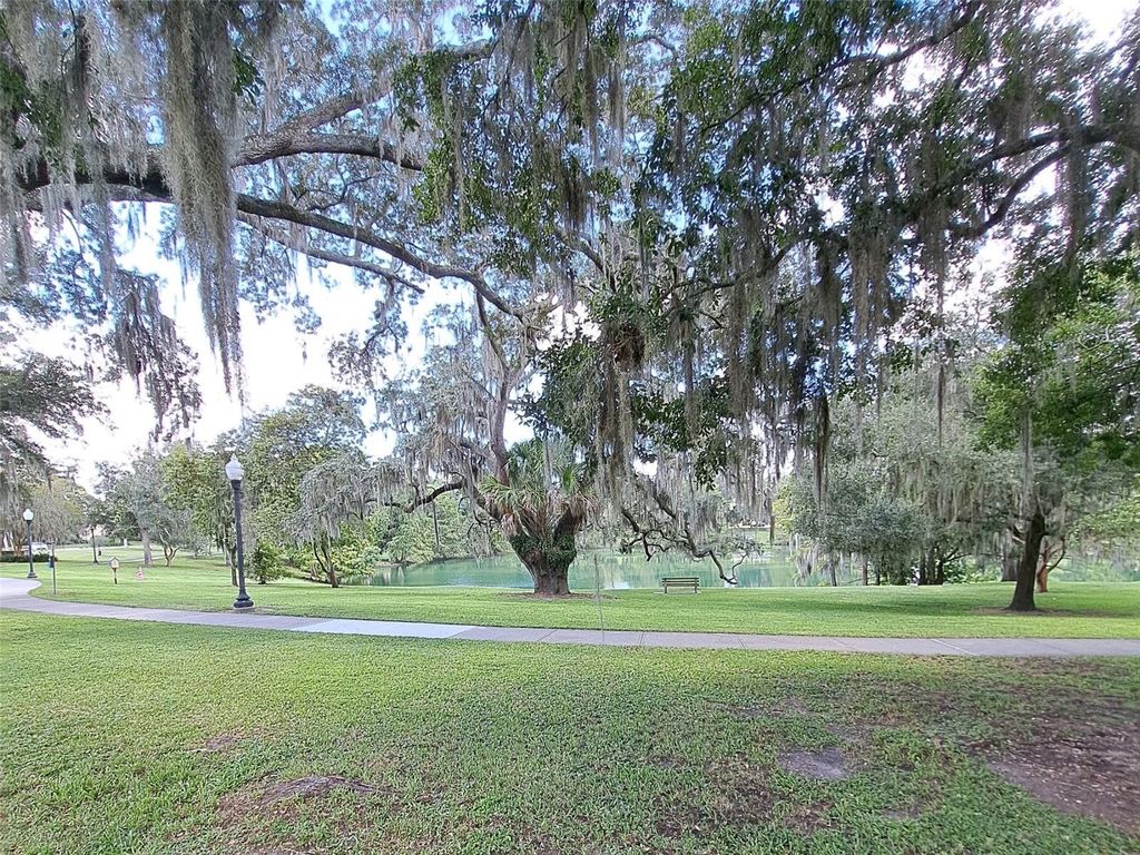 Image 6 of property listing at 533 LAKE COMO CIR, Orlando, FL 32803