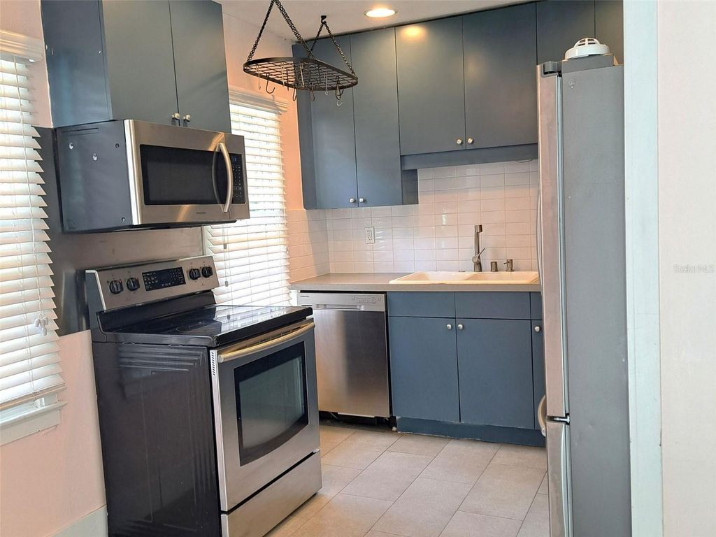 Image 7 of property listing at 533 LAKE COMO CIR, Orlando, FL 32803