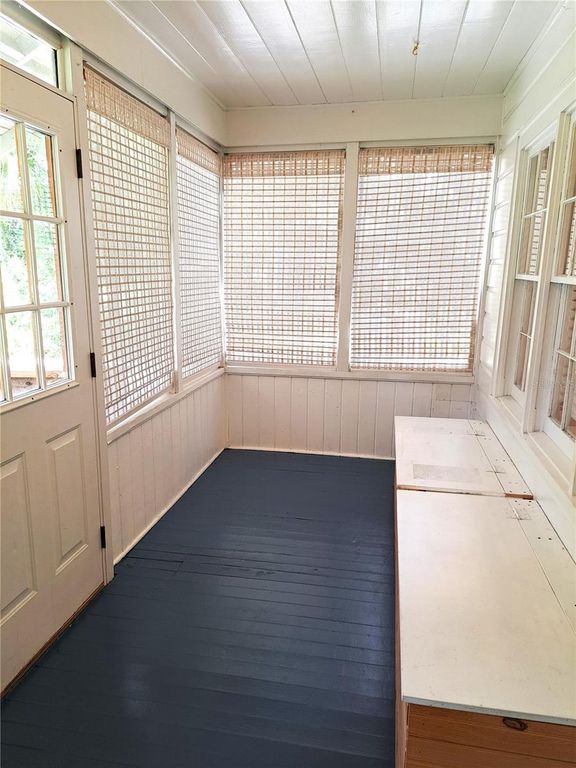 Image 9 of property listing at 533 LAKE COMO CIR, Orlando, FL 32803