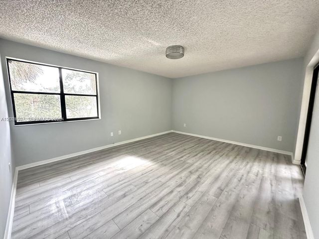 601 Ives Dairy Road 4018, Miami, FL 33179