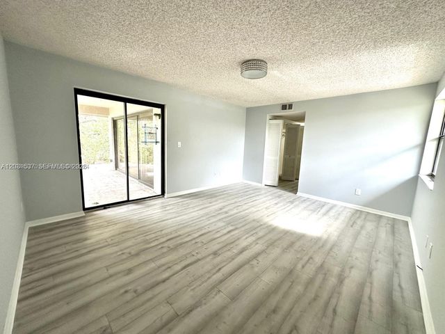 601 Ives Dairy Road 4018, Miami, FL 33179
