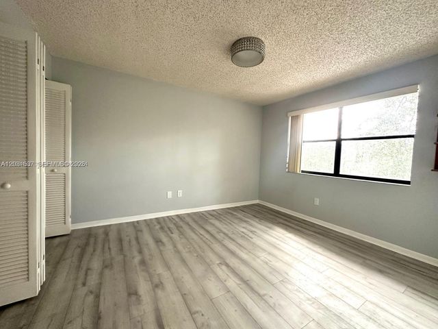 601 Ives Dairy Road 4018, Miami, FL 33179