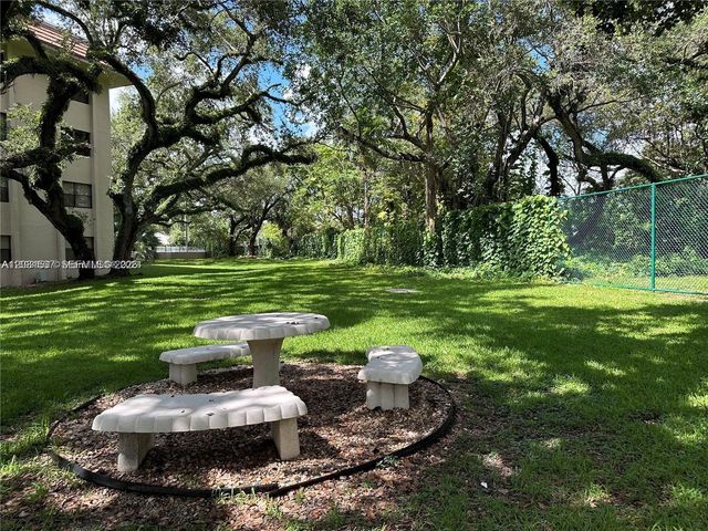 601 Ives Dairy Road 4018, Miami, FL 33179
