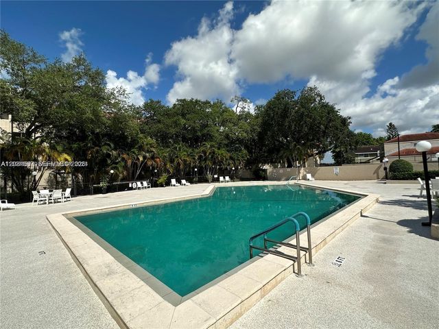 601 Ives Dairy Road 4018, Miami, FL 33179
