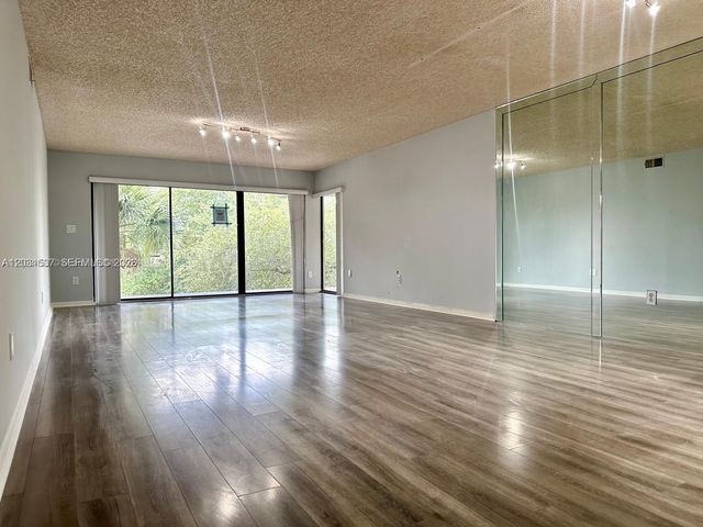 601 Ives Dairy Road 4018, Miami, FL 33179