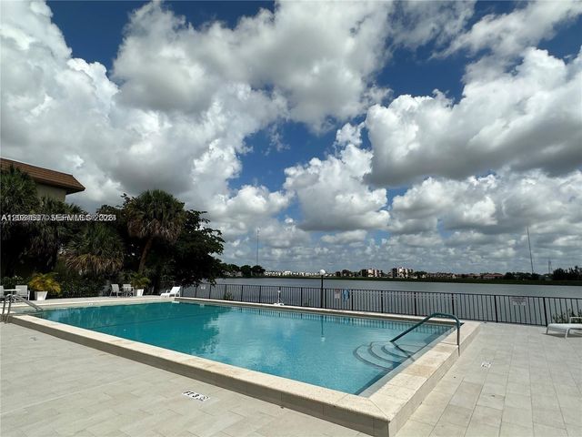 601 Ives Dairy Road 4018, Miami, FL 33179