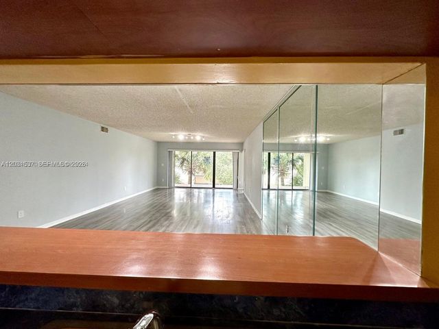 601 Ives Dairy Road 4018, Miami, FL 33179