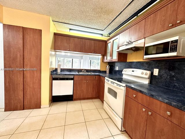 601 Ives Dairy Road 4018, Miami, FL 33179