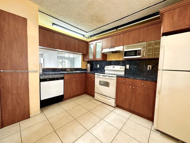 601 Ives Dairy Road 4018, Miami, FL 33179