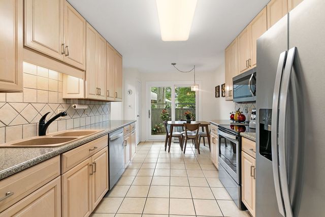 404 Shoreline Road 298, Lake Barrington, IL 60010