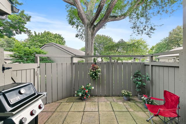 404 Shoreline Road 298, Lake Barrington, IL 60010