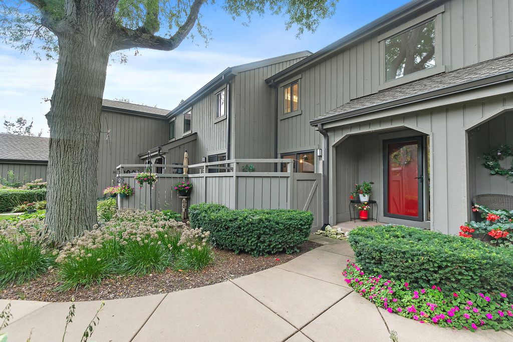 404 Shoreline Road 298, Lake Barrington, IL 60010
