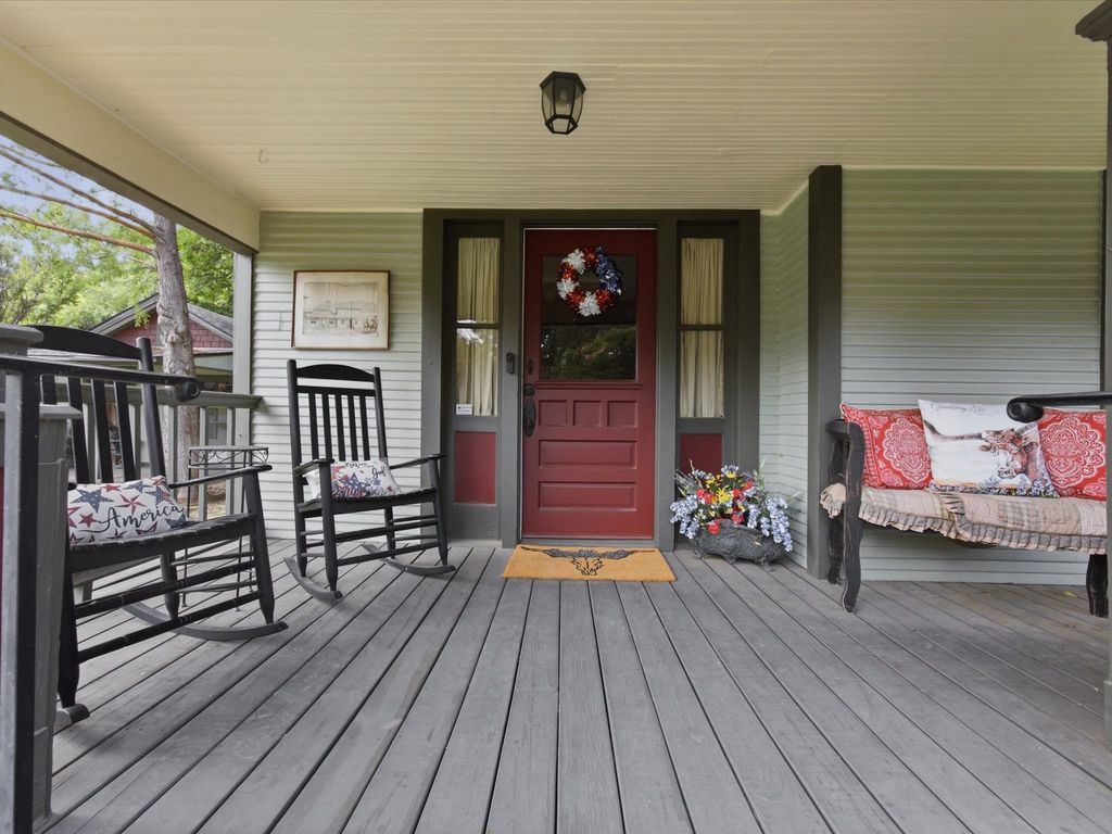 322 W Bridge Street, Granbury, TX 76048 — photo 2