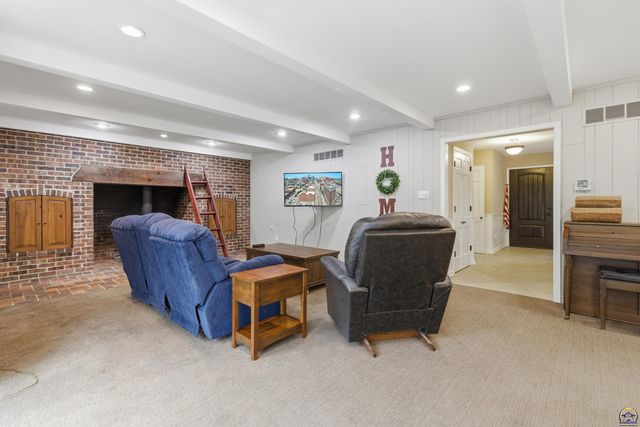 2746 SW MacVicar AVE, Topeka, KS 66611
