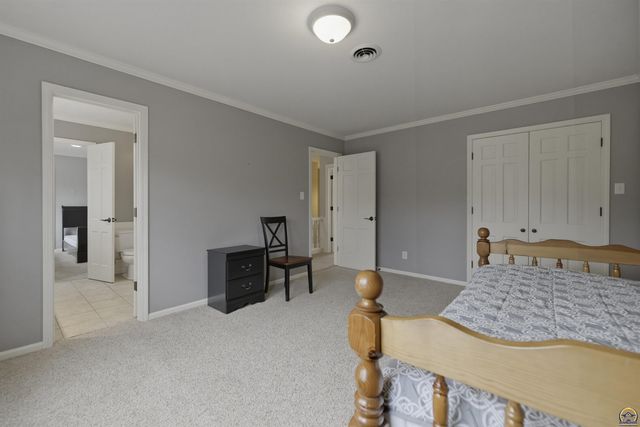2746 SW MacVicar AVE, Topeka, KS 66611