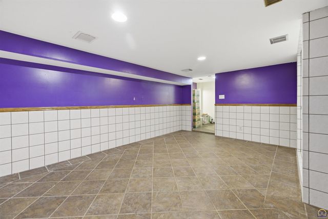 2746 SW MacVicar AVE, Topeka, KS 66611