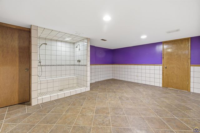 2746 SW MacVicar AVE, Topeka, KS 66611