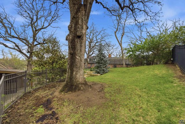 2746 SW MacVicar AVE, Topeka, KS 66611