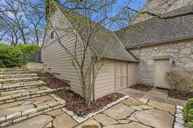 2746 SW MacVicar AVE, Topeka, KS 66611